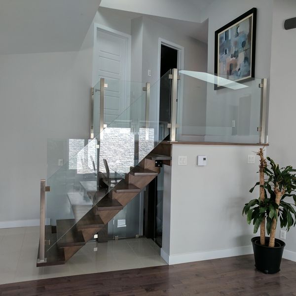 Marches en merisier sur limon central en bois