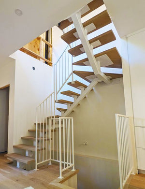 escalier limon central avec rampes verticales