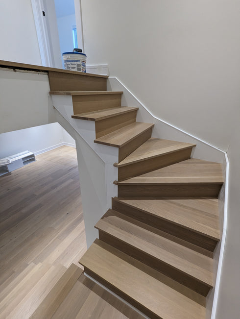 Marche d'angle en chêne rouge