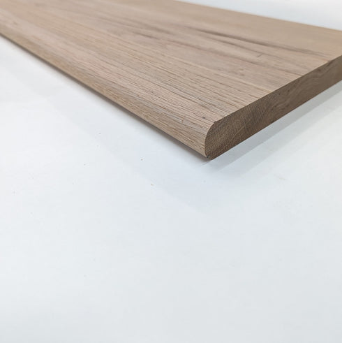 Marche d'angle en chêne rouge